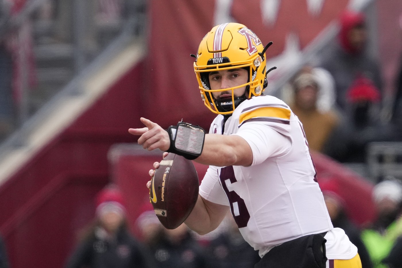 Brosmer's three touchdowns lead Minnesota to road win against Wisconsin | iNFOnews.ca