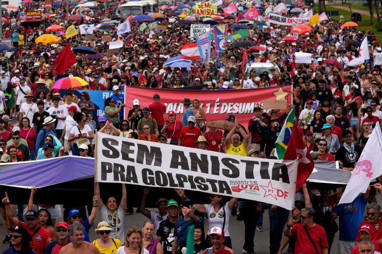 Brazilians protest a bill that would reduce former president Bolsonaro’s time in jail | iNFOnews.ca