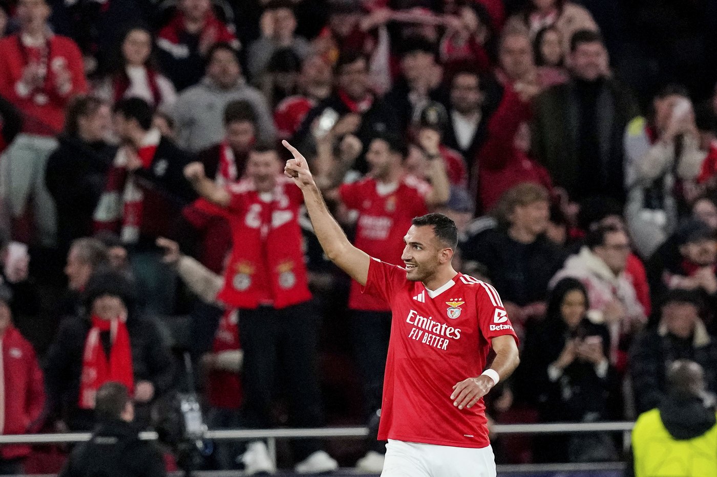 Benfica forward Pavlidis scores quick hat trick against Barcelona in Champions League | iNFOnews.ca