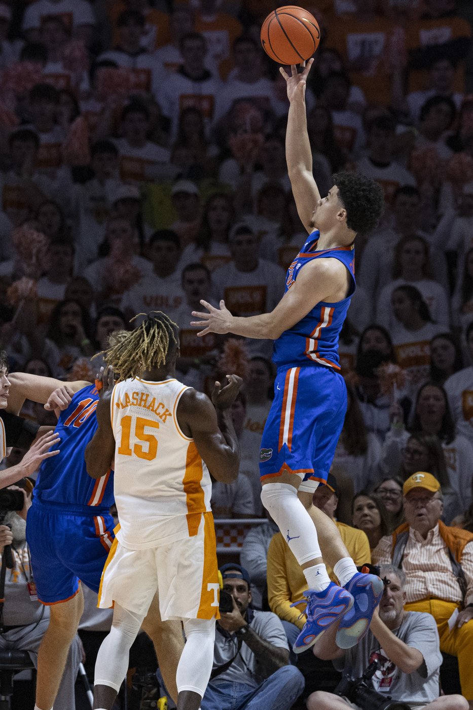 Shorthanded No. 8 Tennessee beats No. 5 Florida 64-44 | iNFOnews.ca Shorthanded No. 8 Tennessee beats No. 5 Florida 64-44 | iNFOnews.ca