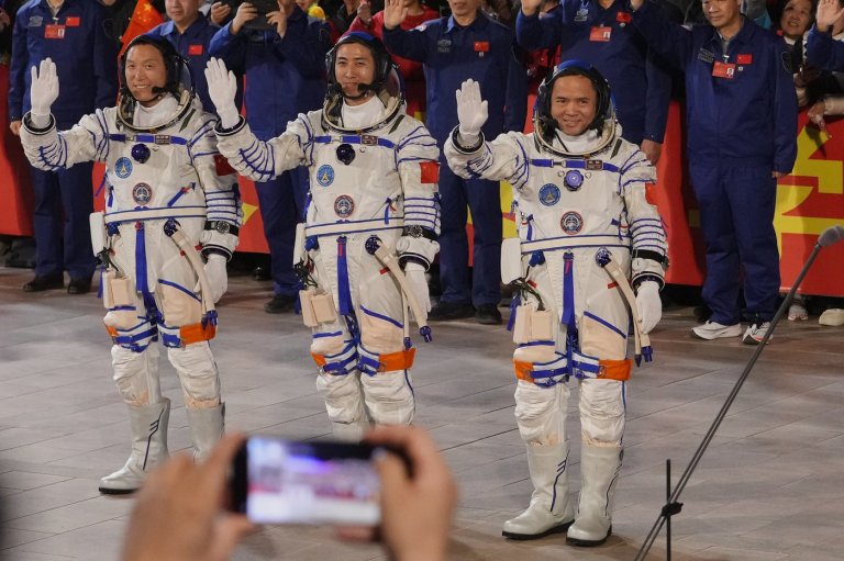 China's Shenzhou 21 astronauts returns to Earth after nearly 7 months in space | iNFOnews.ca
