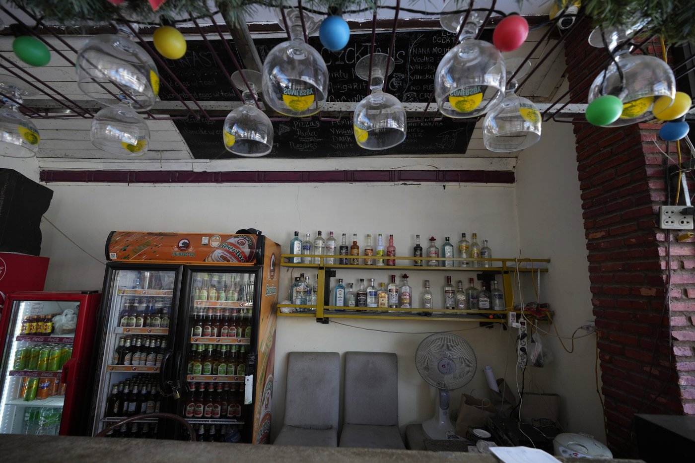 Second Australian teen dies in tainted alcohol case in Laos that has killed 6 tourists | iNFOnews.ca
