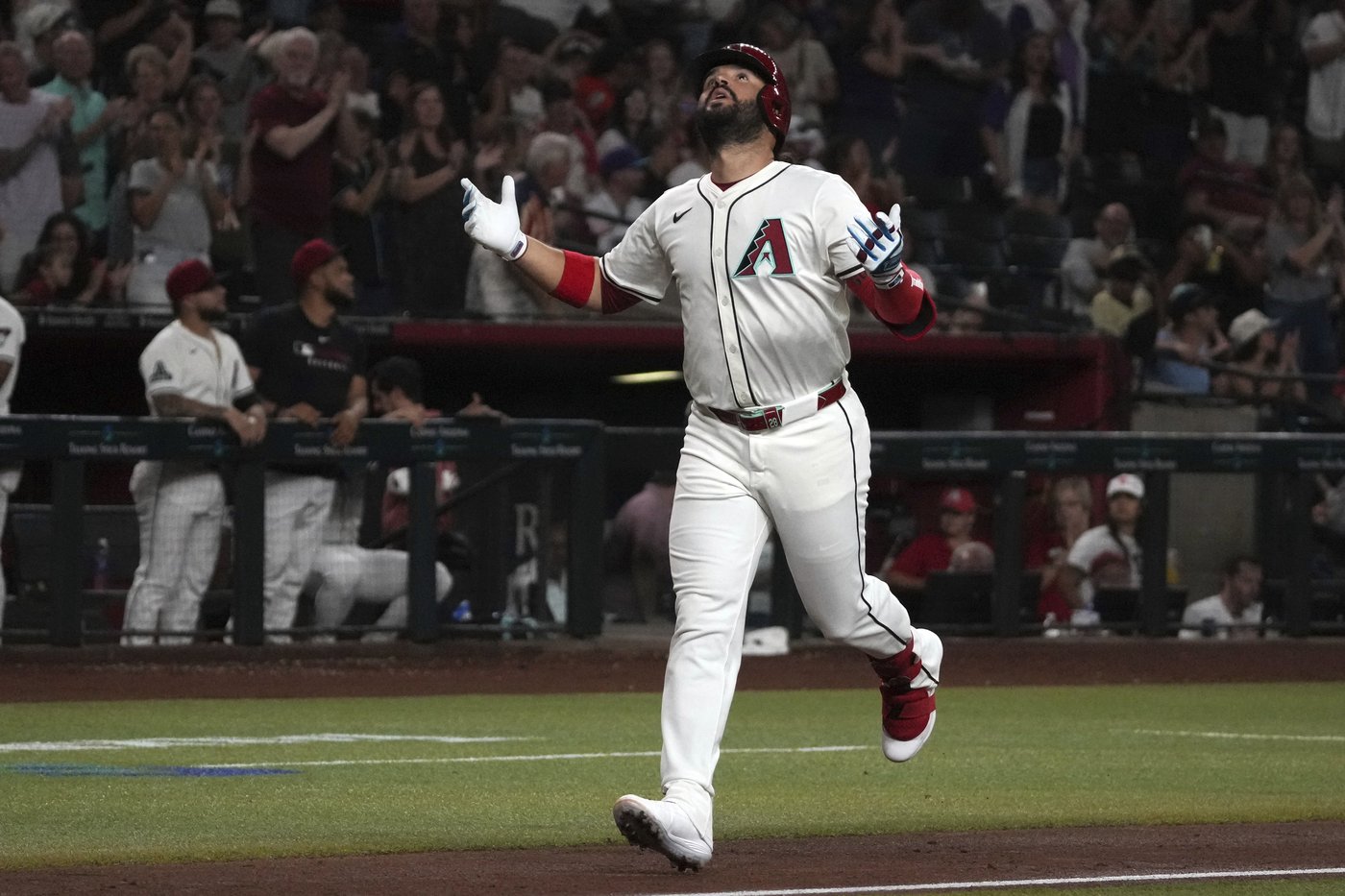 Robbie Ray throws a complete game, Giants beat Diamondbacks 7-2 to split 4-game series | iNFOnews.ca