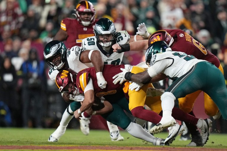 Commanders QB Marcus Mariota leaves game against Eagles with an injured right hand | iNFOnews.ca