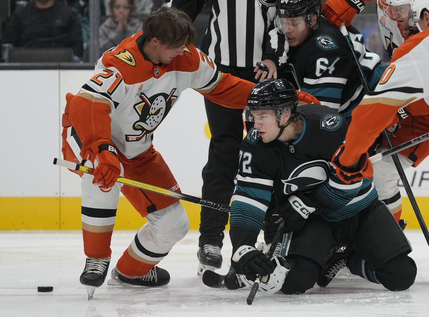 Lundestrom snaps scoreless tie in 3rd and Dostal gets shutout as Ducks blank Sharks 2-0 | iNFOnews.ca