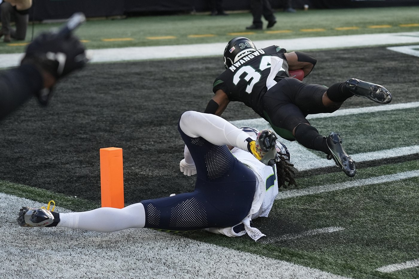 Williams' 92-yard INT return and Charbonnet's late TD run help Seahawks top Jets 26-21 | iNFOnews.ca