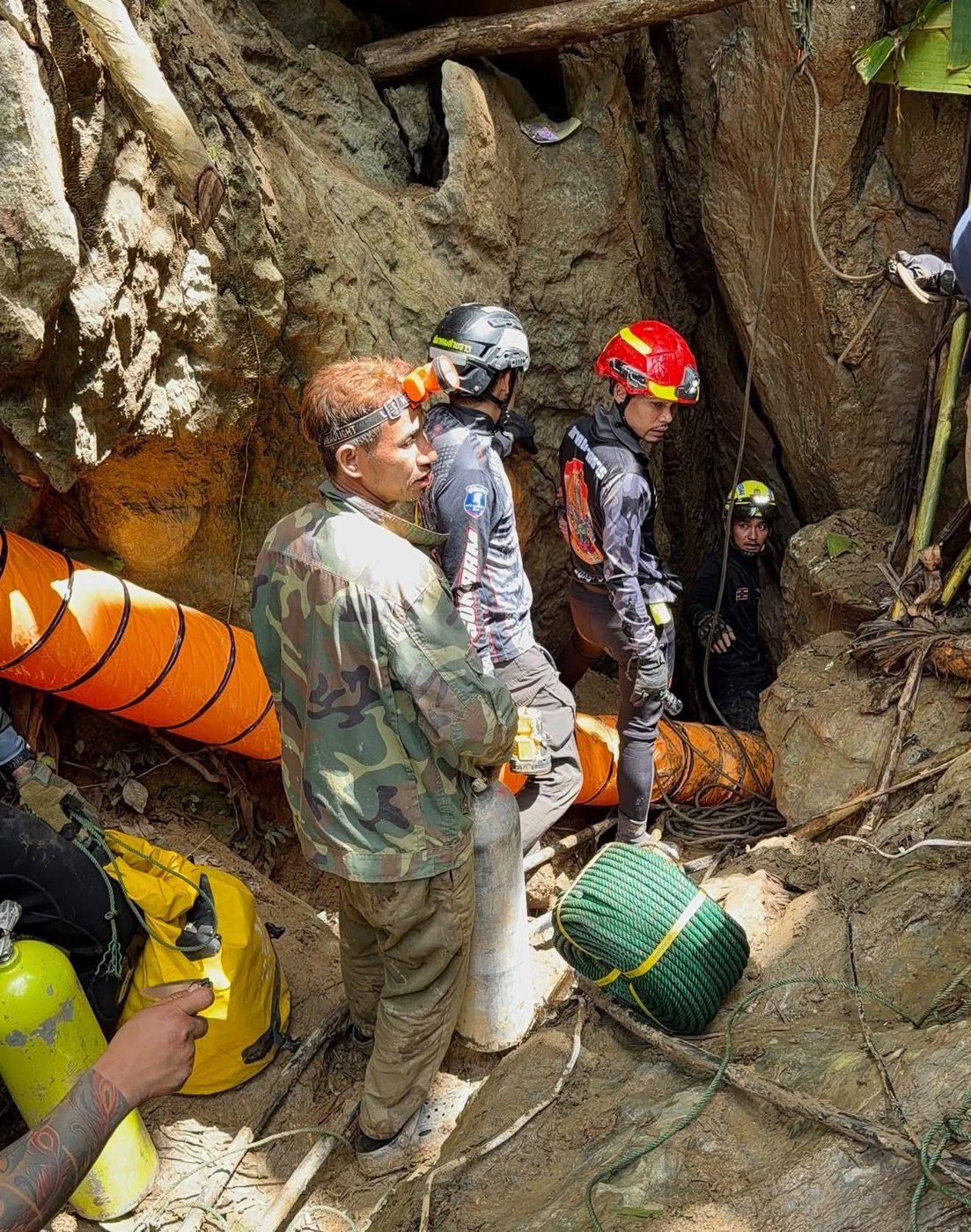Rescuers race to reach 7 trapped in a Laos cave after flash floods block exit | iNFOnews.ca Rescuers race to reach 7 trapped in a Laos cave after flash floods block exit | iNFOnews.ca