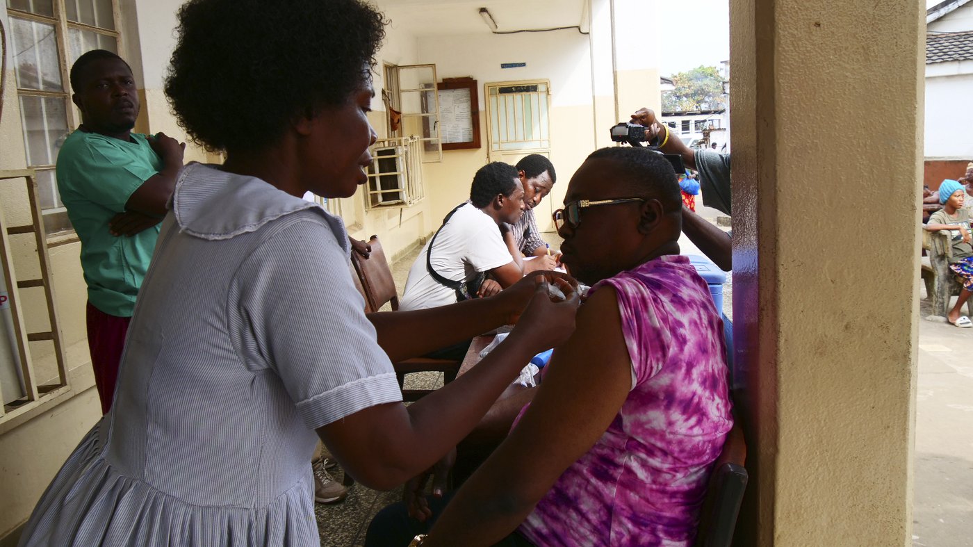 Sierra Leone begins nationwide rollout of Ebola vaccine a decade after deadly outbreak | iNFOnews.ca