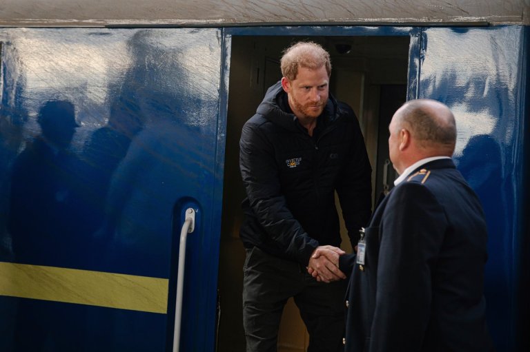 Prince Harry makes surprise visit to Ukraine in support of wounded service members | iNFOnews.ca