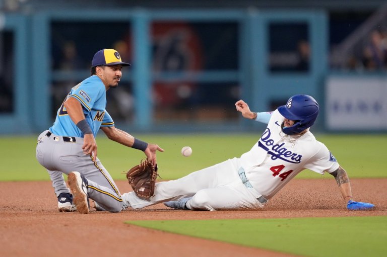Dodgers' Andy Pages hit on left hand by a pitch, exits vs the Pirates | iNFOnews.ca