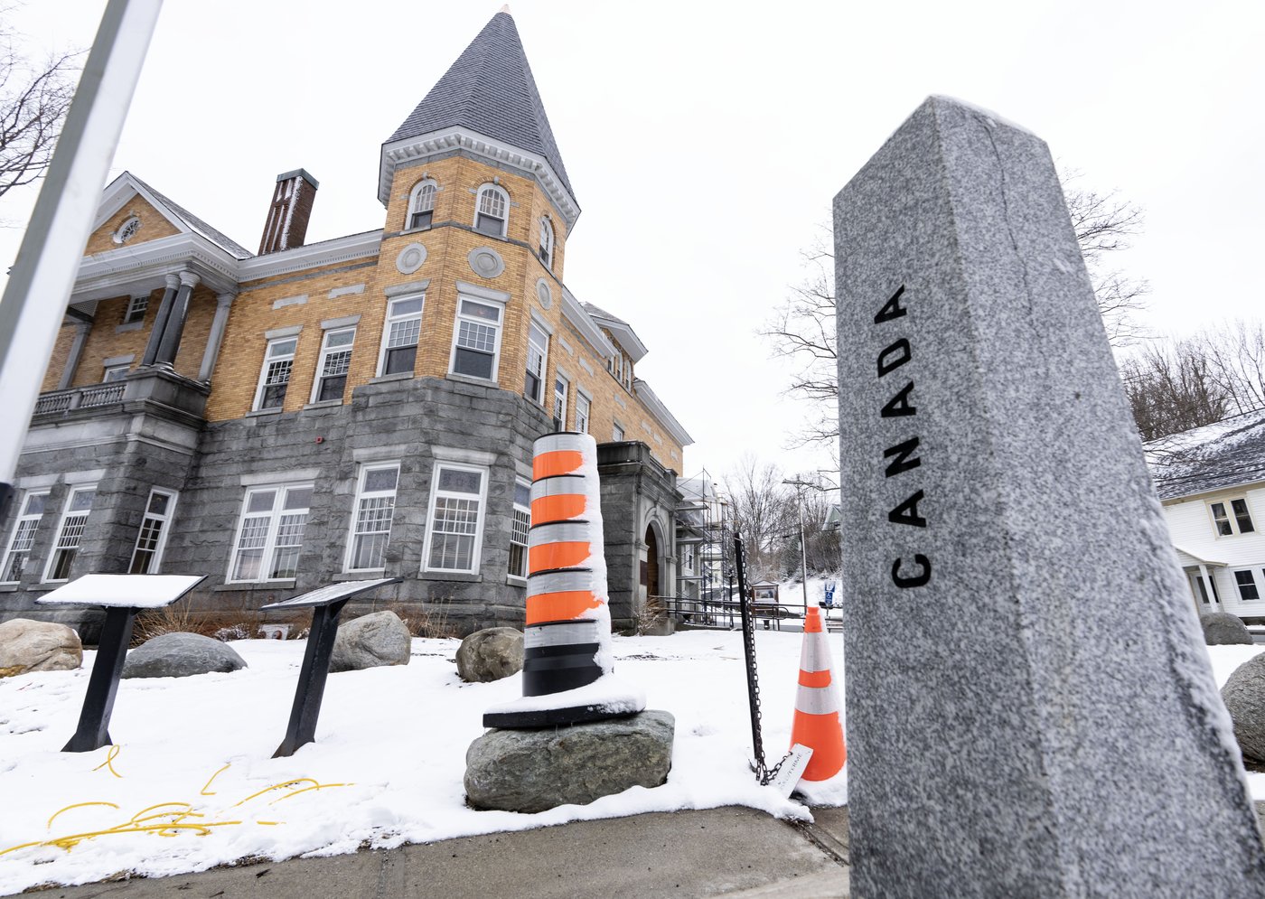Border-straddling library inaugurates new Canadian entrance | iNFOnews.ca