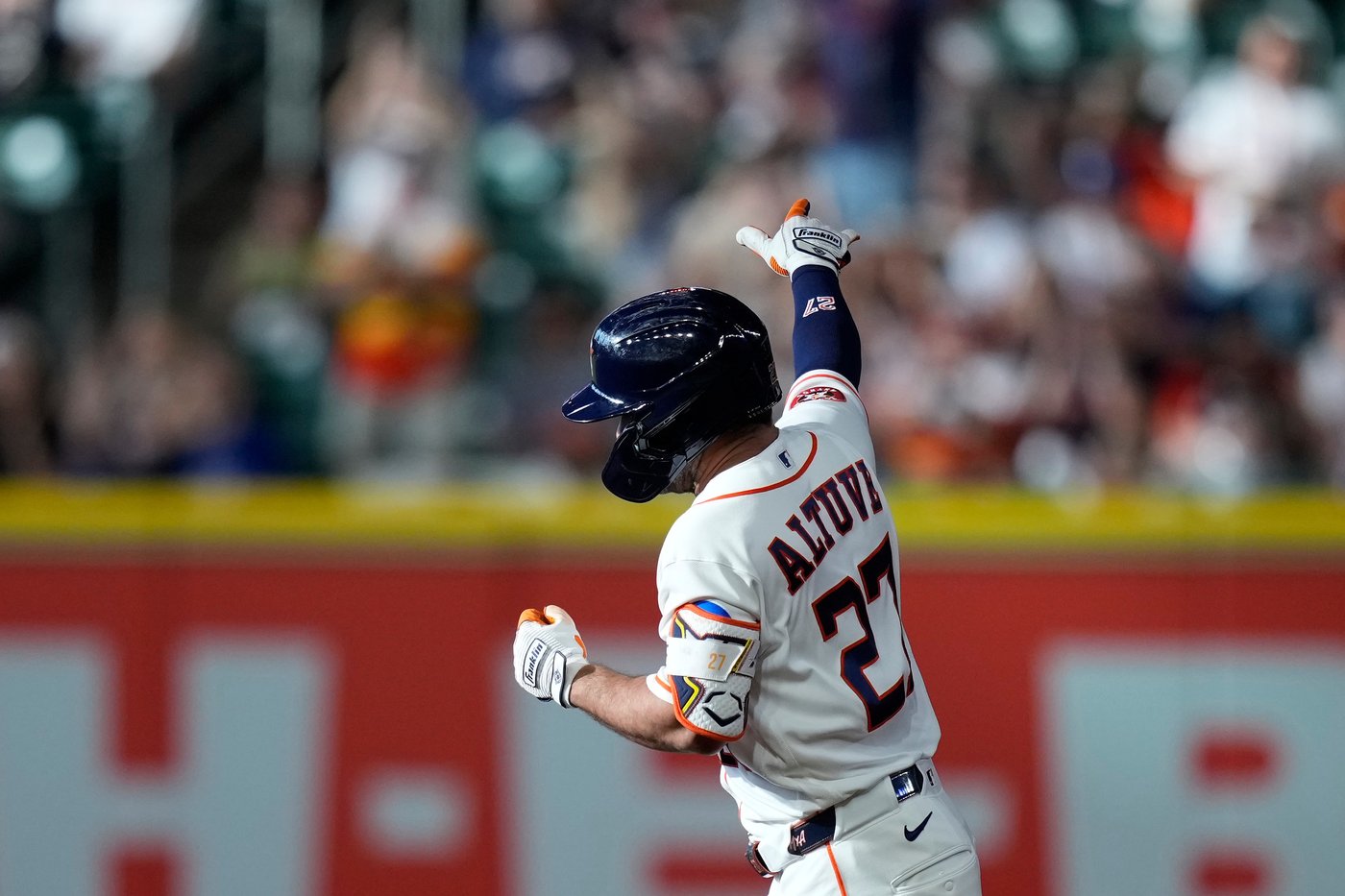 Astros' Jose Altuve set for MRI after awkward swing leaves him with left side soreness | iNFOnews.ca
