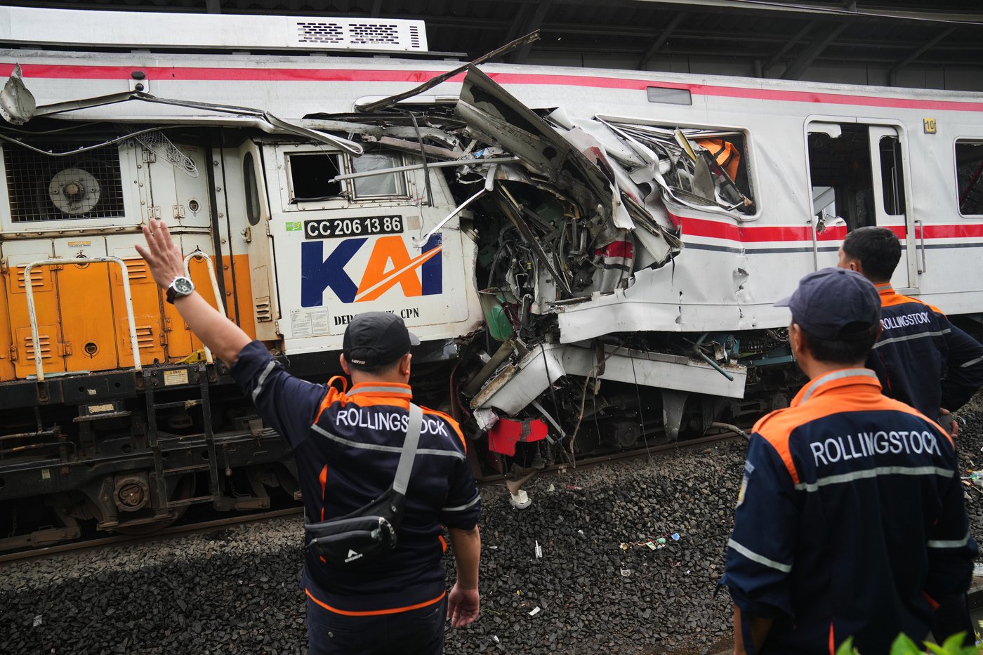 Rescuers recover last victims from Indonesia train wreck that killed 15 and injured dozens | iNwheels Rescuers recover last victims from Indonesia train wreck that killed 15 and injured dozens | iNwheels