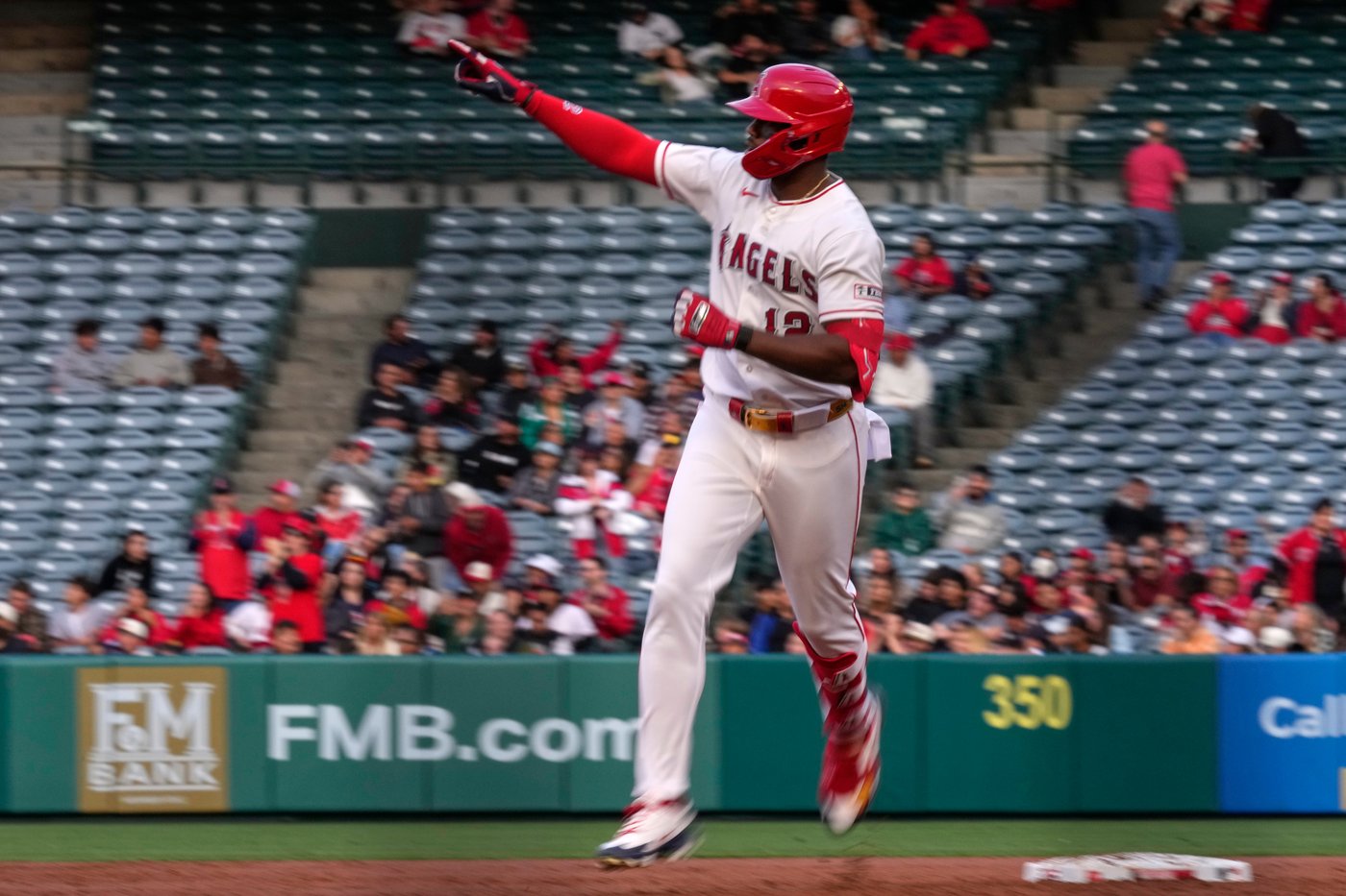 Trout homers and Zeferzahn escapes a jam in the 9th as the Angels beat the White Sox 4-3 | iNFOnews.ca Trout homers and Zeferzahn escapes a jam in the 9th as the Angels beat the White Sox 4-3 | iNFOnews.ca