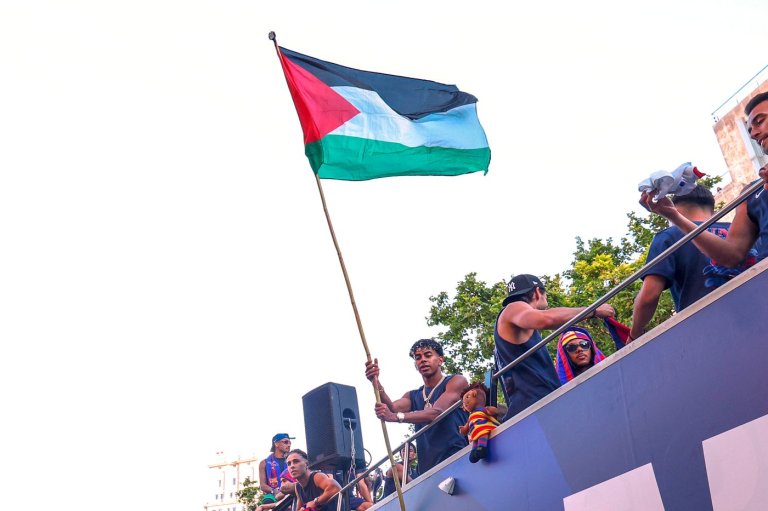 Barcelona star Lamine Yamal waves Palestinian flag during title parade | iNFOnews.ca