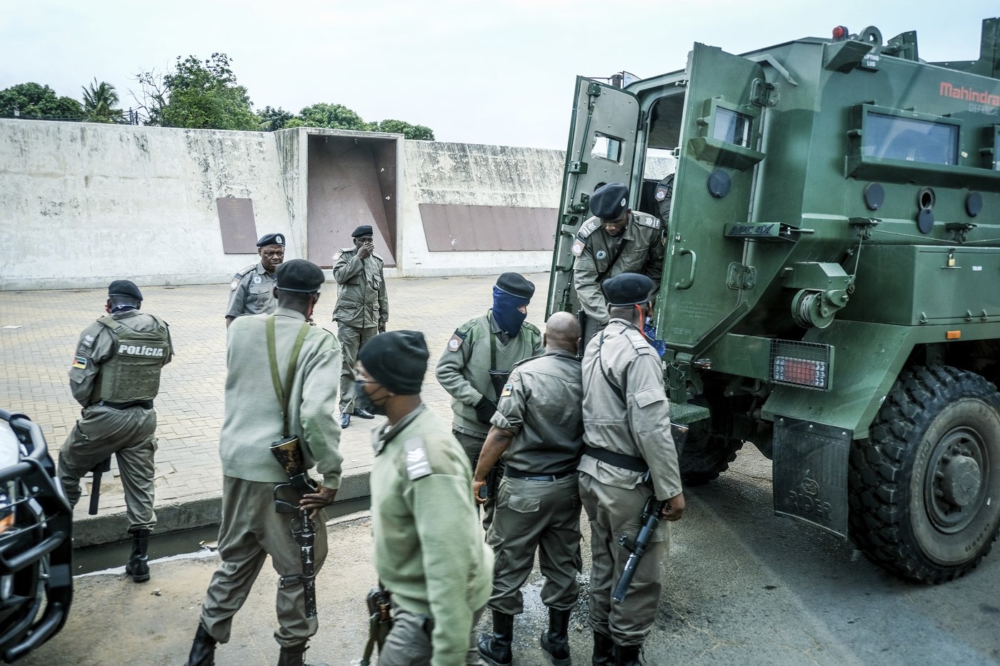Police in Mozambique fire tear gas at opposition politician as post-election tensions soar | iNFOnews.ca