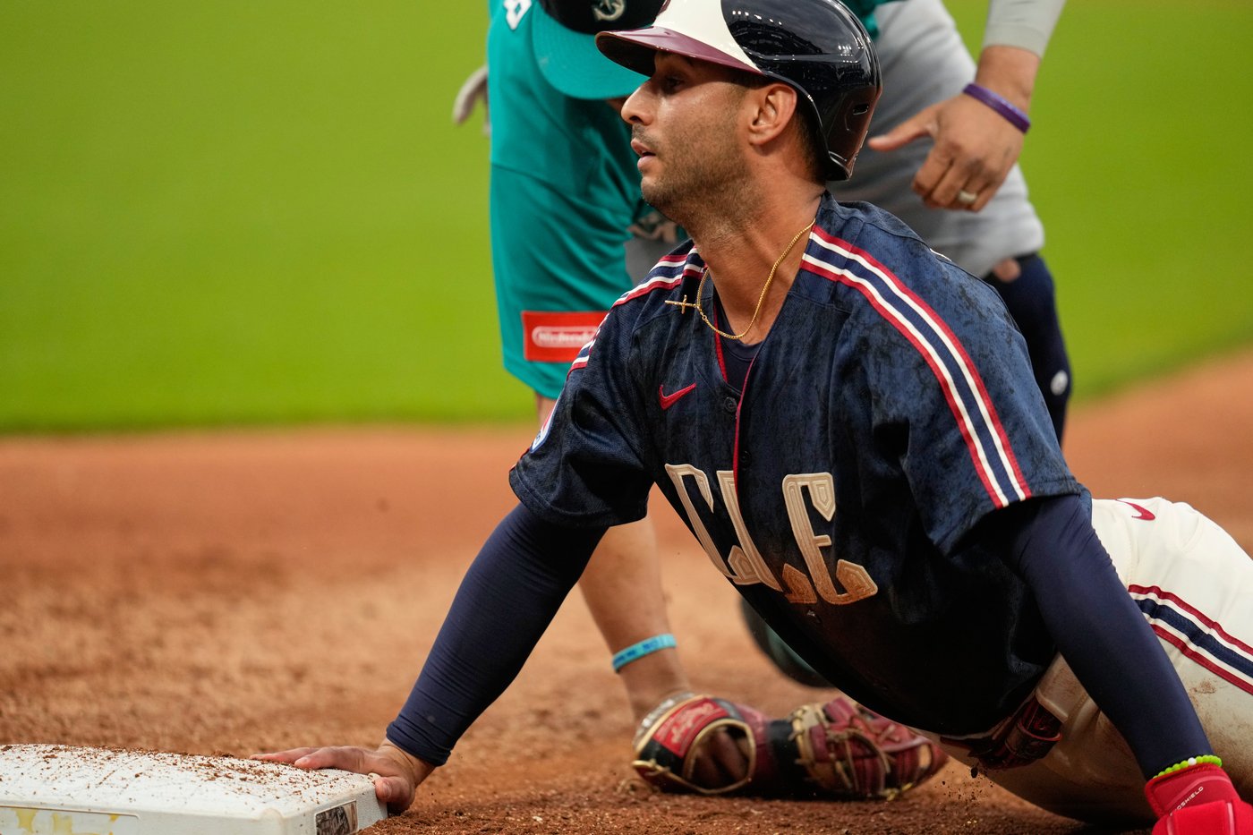 Emerson homers, Crawford singles in go-ahead run in the Mariners' 3-1 win over the Guardians | iNFOnews.ca