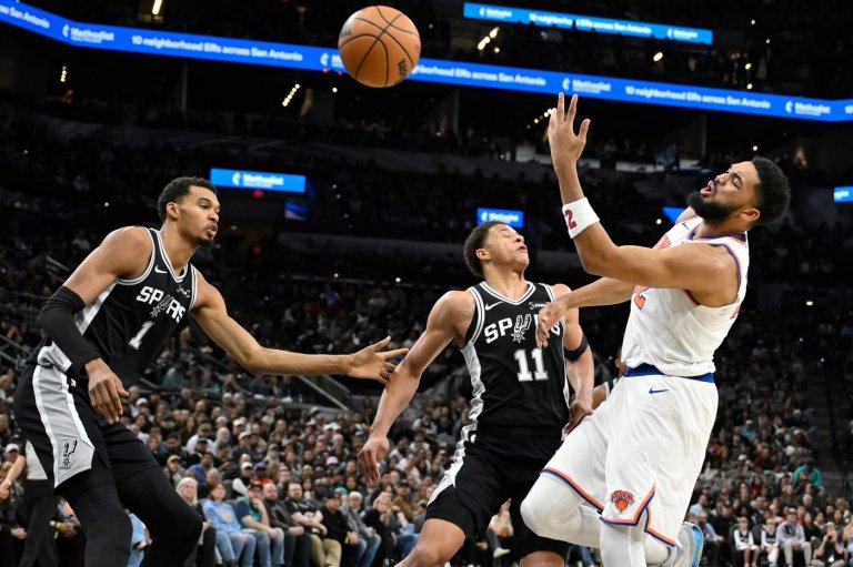 Spurs survive injury scare to Wembanyama, rally to beat Knicks 134-132 in NBA Cup final rematch | iNFOnews.ca