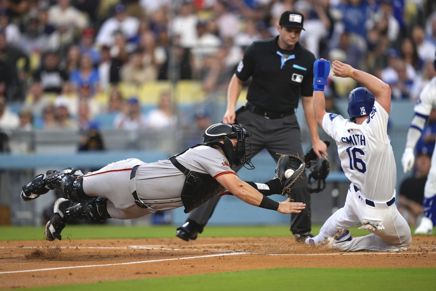 Casey Schmitt's 1st career grand slam powers Giants past Dodgers 6-2 in series opener | iNFOnews.ca