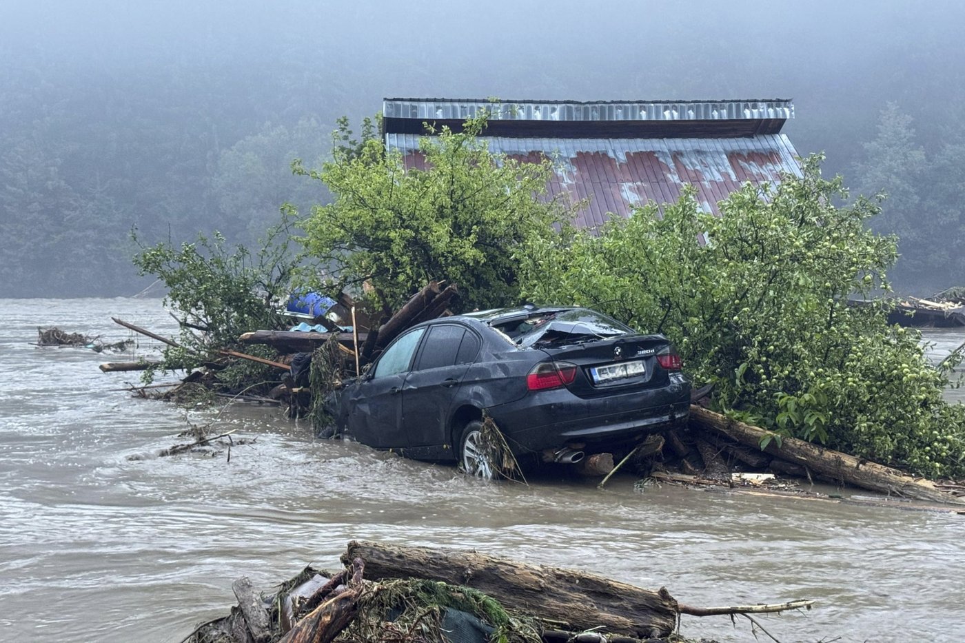 Flash floods in Romania kill at least 1 person and force hundreds of evacuations | iNFOnews.ca