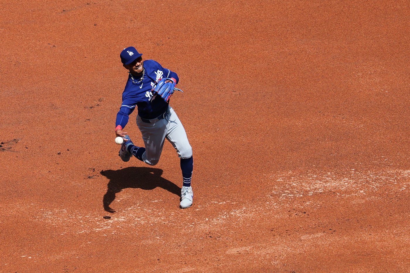 Mookie Betts leaves the game in the 1st inning for the Dodgers with right lower back pain | iNFOnews.ca