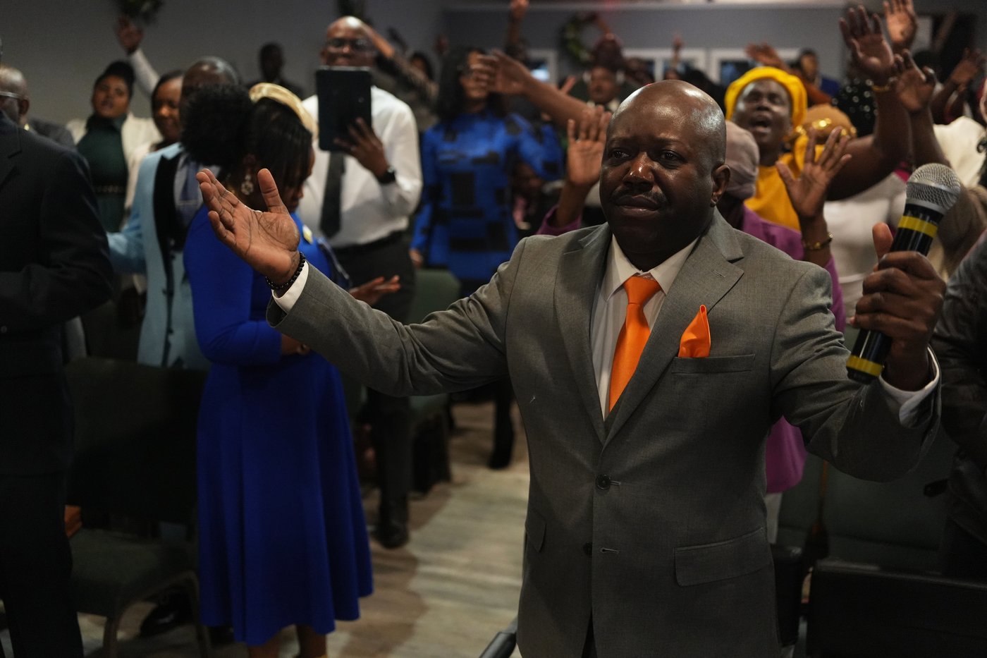 2 Ohio pastors emerge as faithful allies for Haitian migrants during Trump's crackdown | iNFOnews.ca