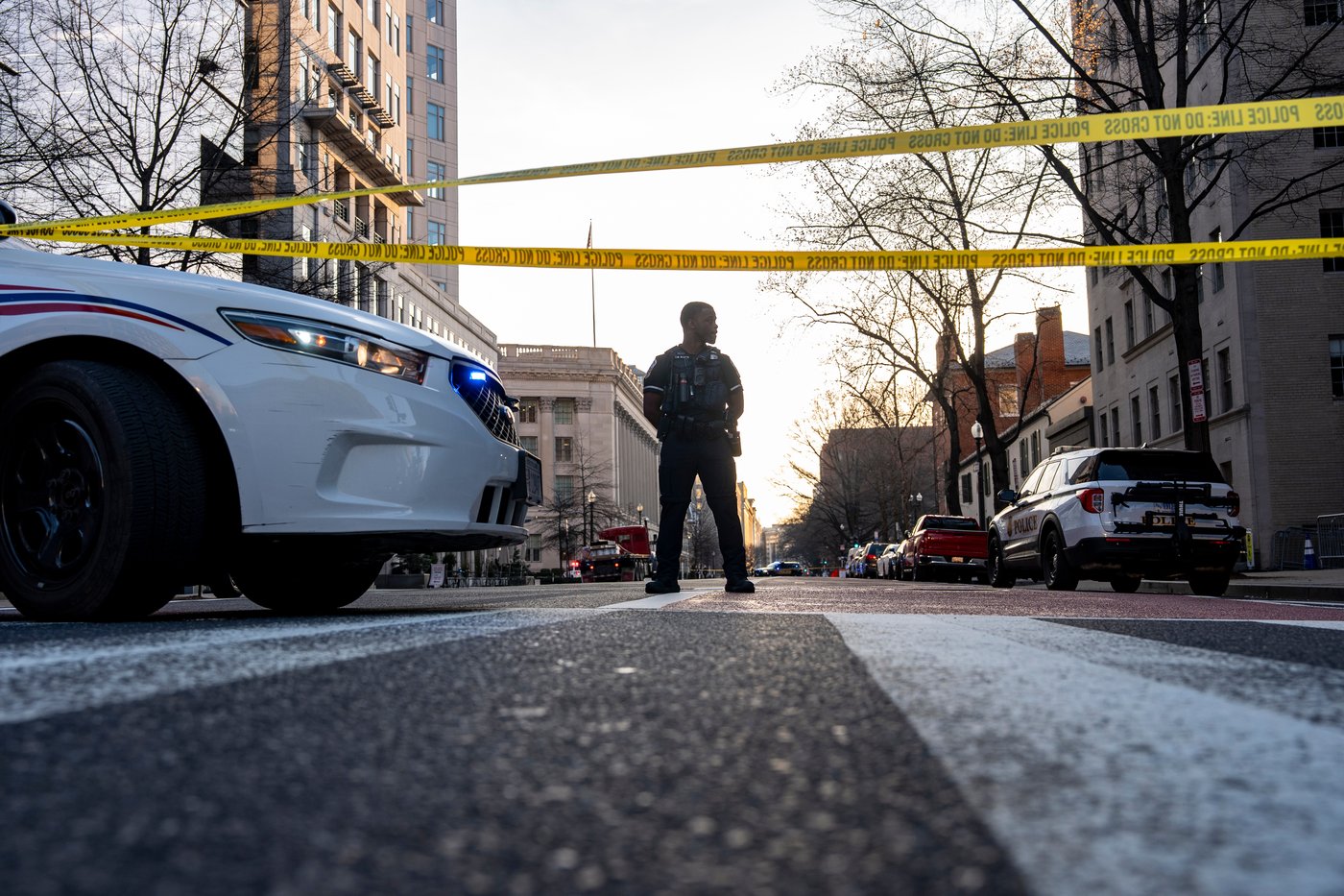 Man taken into custody after driving van into security gate outside White House, authorities say | iNFOnews.ca Man taken into custody after driving van into security gate outside White House, authorities say | iNFOnews.ca