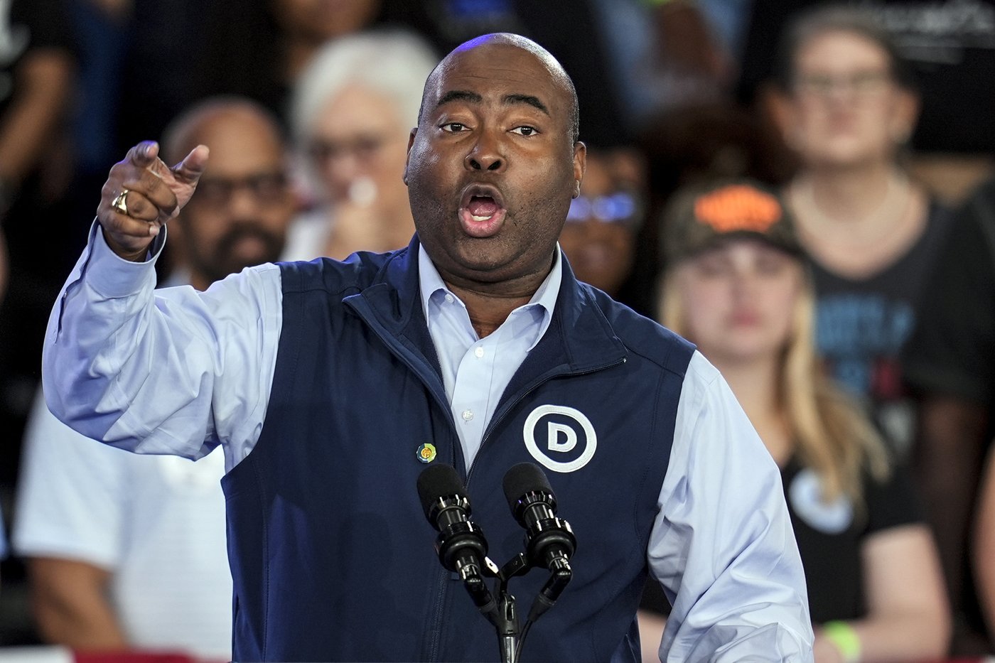 A Democratic Party in crisis will elect its new chairman on Saturday | iNFOnews.ca