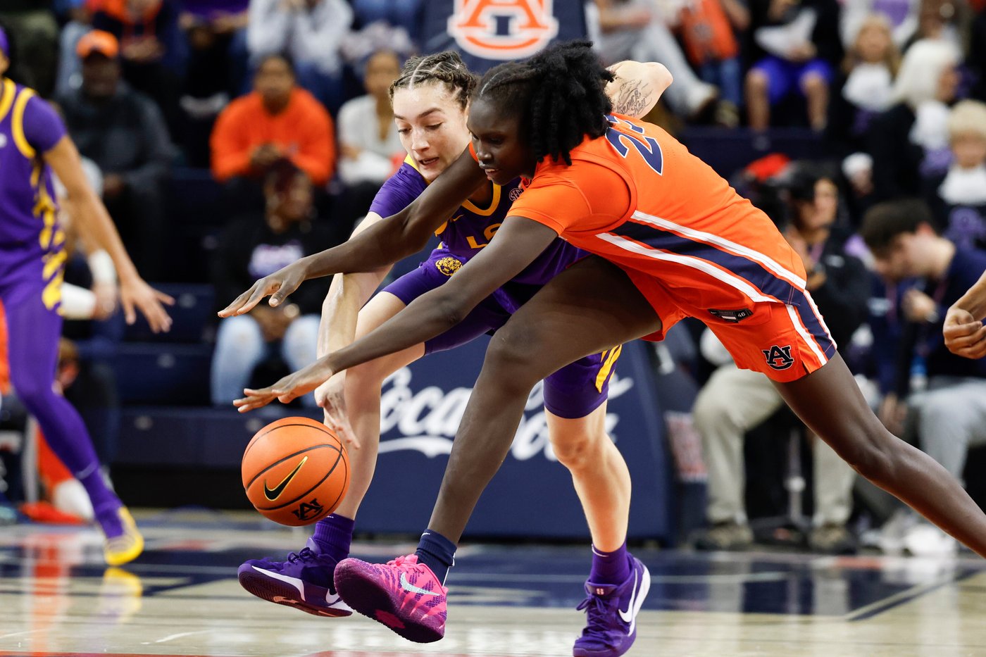No. 5 LSU bounces back from a midweek loss at Texas and routs Auburn 77-44 | iNFOnews.ca No. 5 LSU bounces back from a midweek loss at Texas and routs Auburn 77-44 | iNFOnews.ca