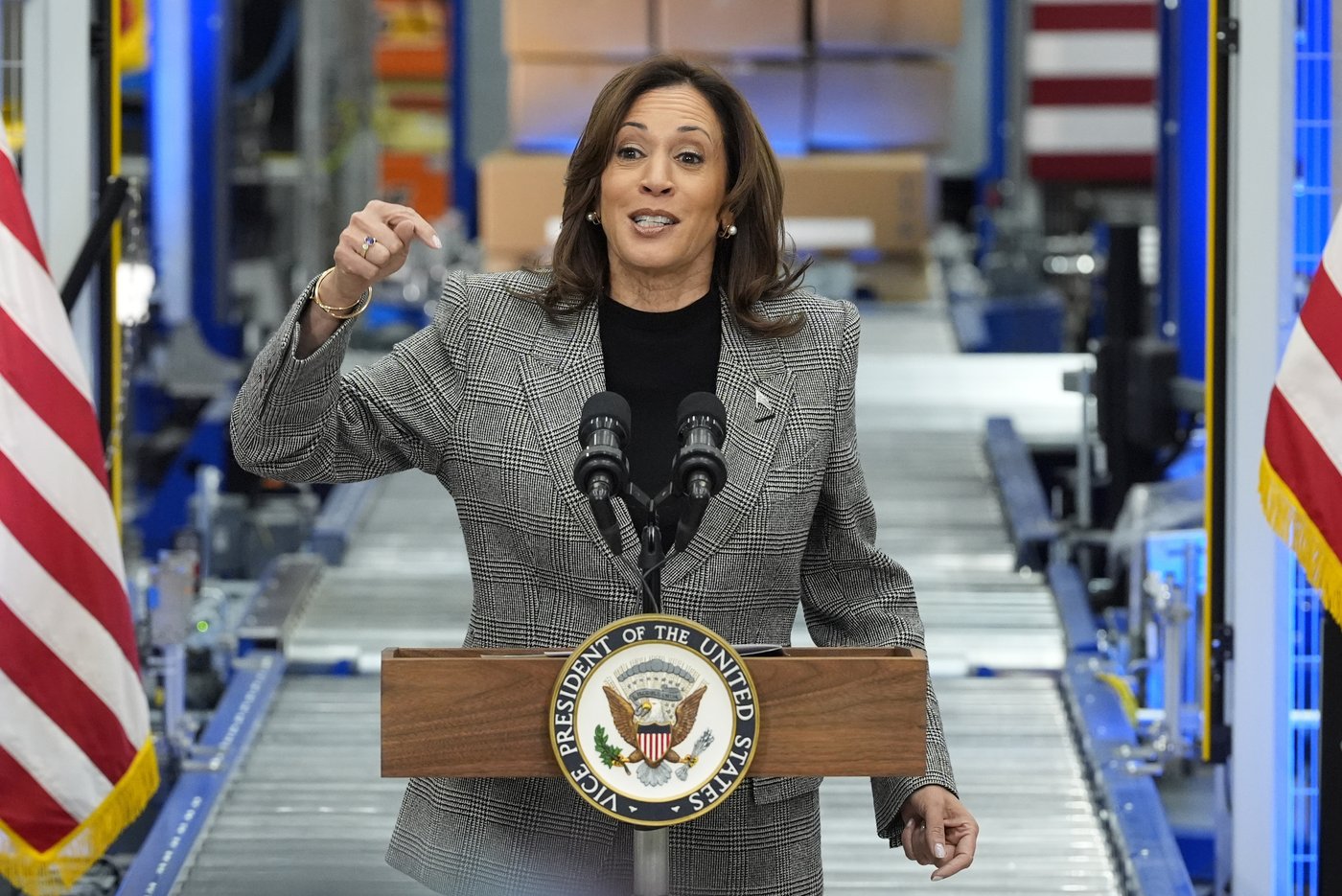 Harris brings in Maggie Rogers as she tries to fire up college-age voters in battleground Michigan | iNFOnews.ca
