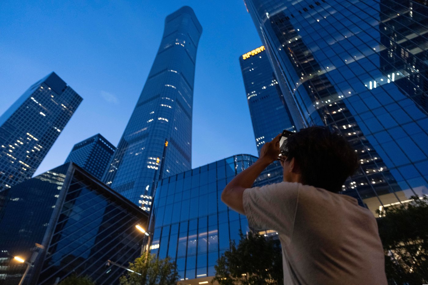 Small aircraft crashes into Beijing’s tallest building, according to reports | iNFOnews.ca