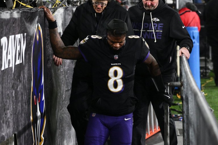 Ravens' Lamar Jackson leaves in the 2nd quarter against Patriots with a back injury | iNFOnews.ca