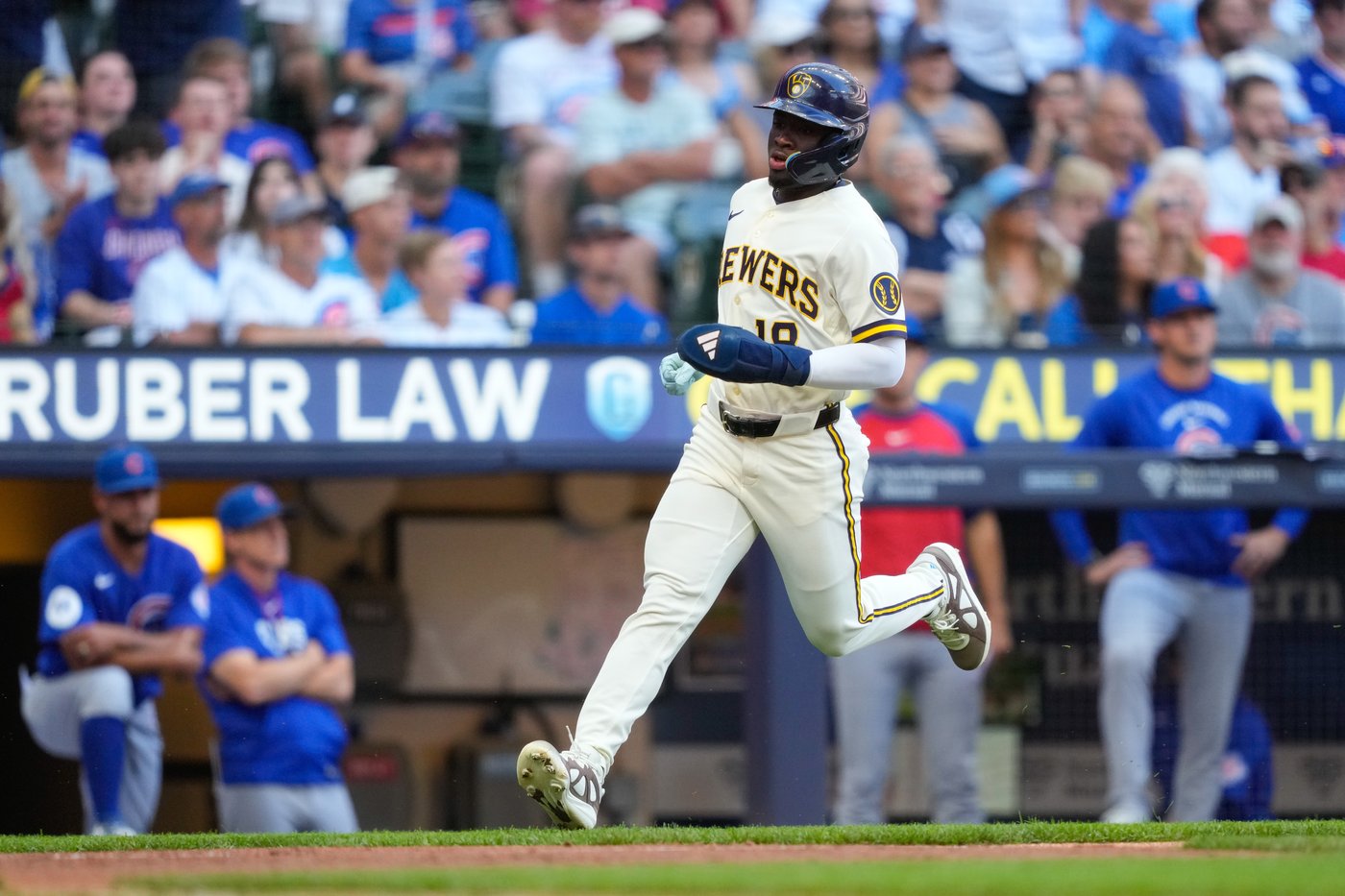 Brewers rally in 8th and hold off comeback attempt in 9th for 4-3 win over Cubs | iNFOnews.ca