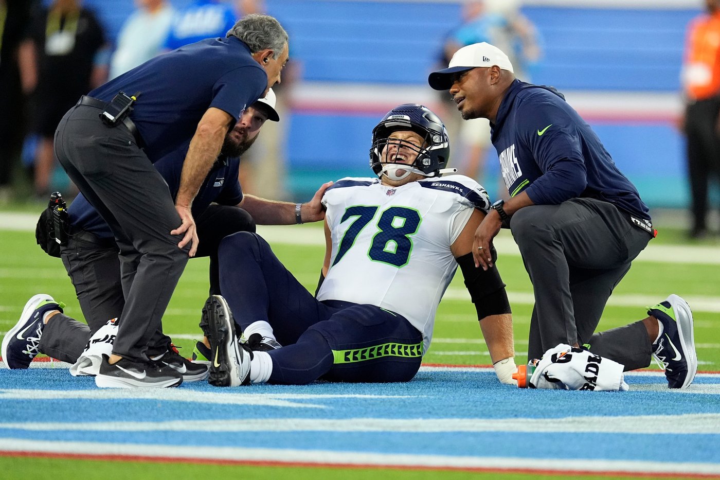 Seahawks safety Clark, offensive lineman Richman placed on injured reserve | iNFOnews.ca