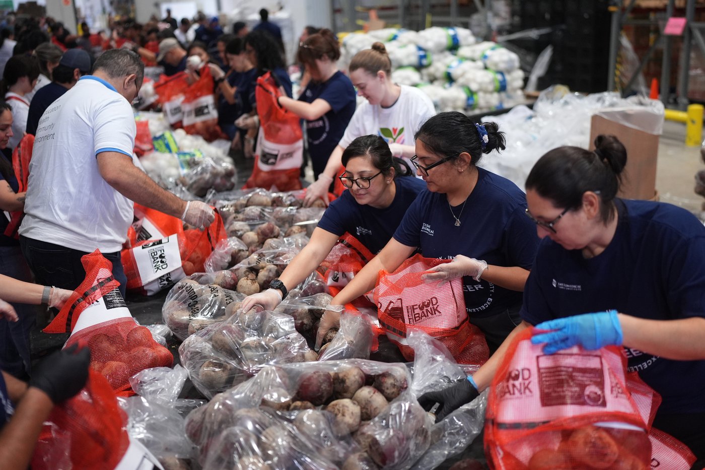 Photos of Americans turning to food pantries as shutdown drags on | iNFOnews.ca