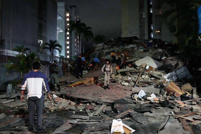 Back-to-back powerful earthquakes slam Venezuela, collapsing buildings in the capital of Caracas | iNFOnews.ca