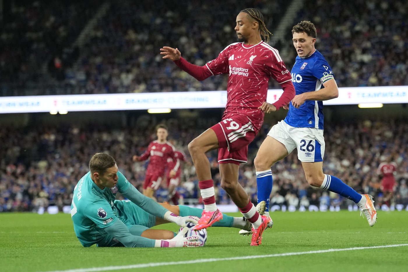 Isak nets double and Barcola debuts in Liverpool's first win of season under new coach | iNFOnews.ca