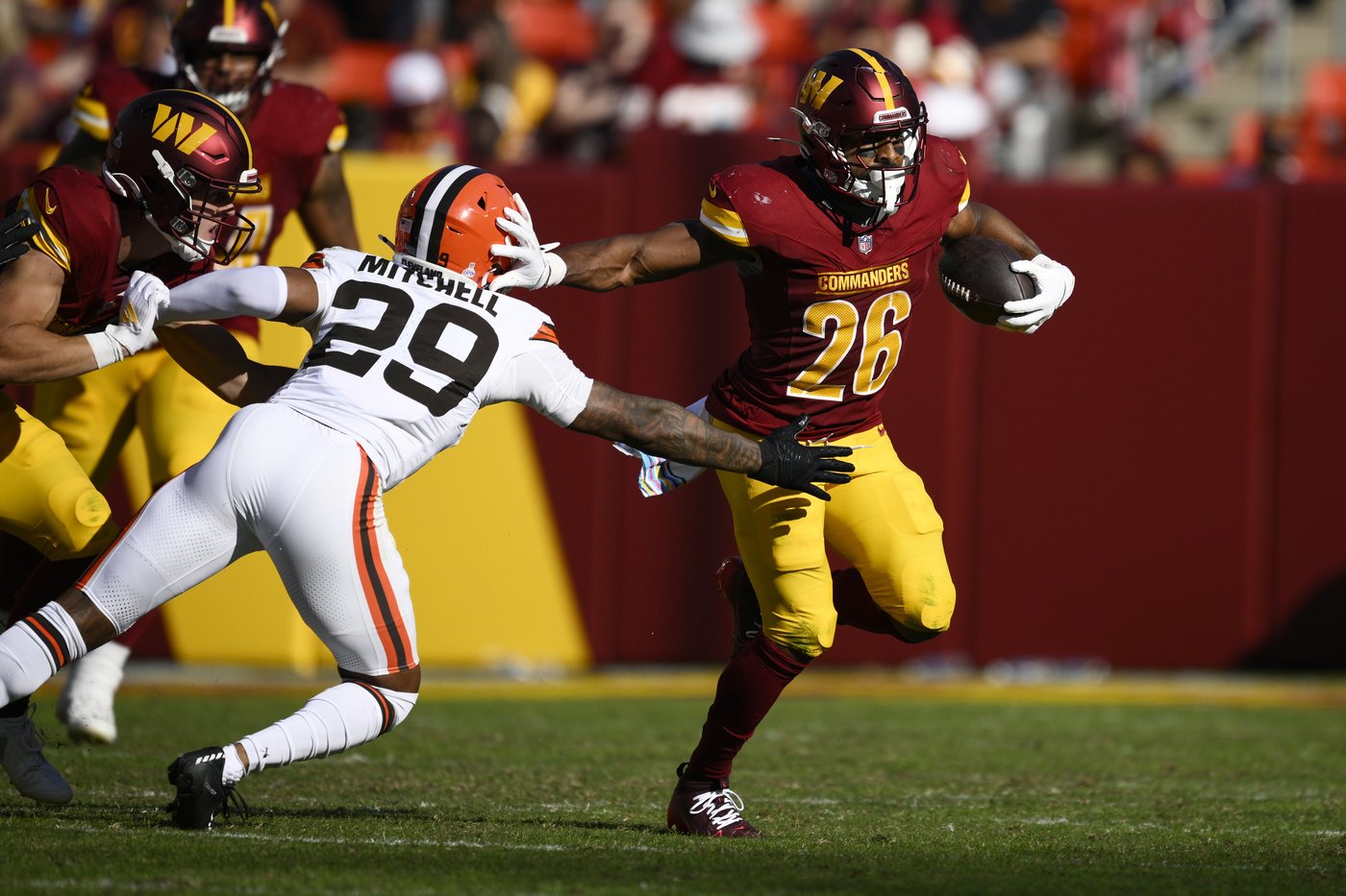 Jayden Daniels and the Commanders rout the Browns 34-13 to win their 4th in a row | iNFOnews.ca