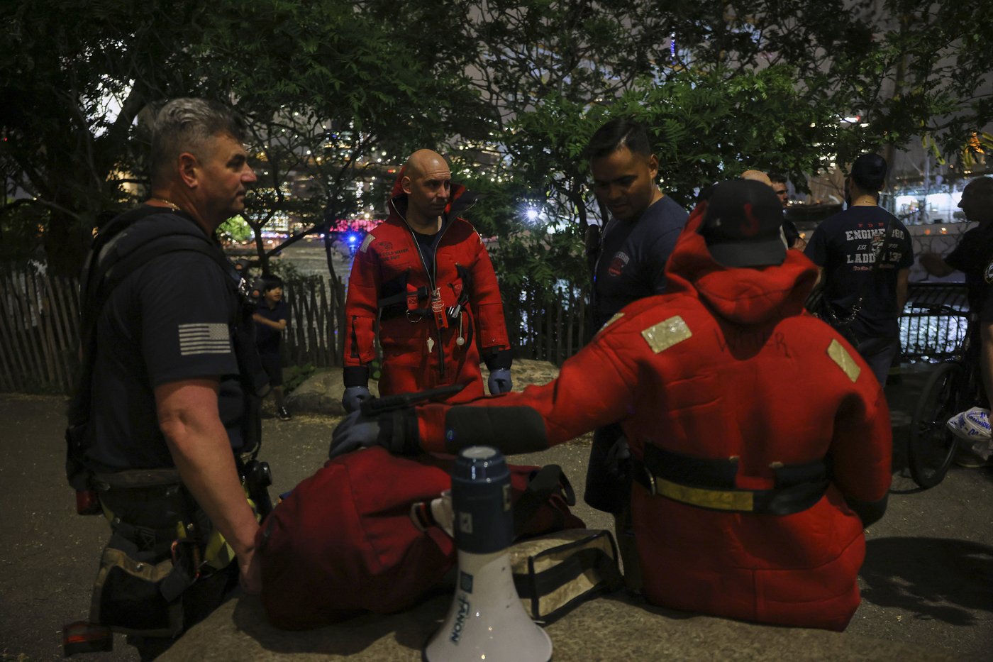 AP PHOTOS: Mexican tall ship strikes Brooklyn Bridge, snapping masts and killing 2 crew members | iNFOnews.ca