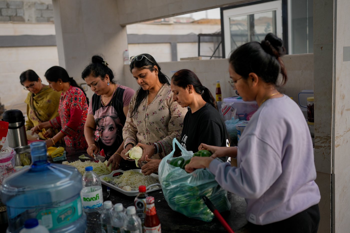Photos show travellers stuck in the UAE taking shelter from war at Indian expat's home | iNFOnews.ca