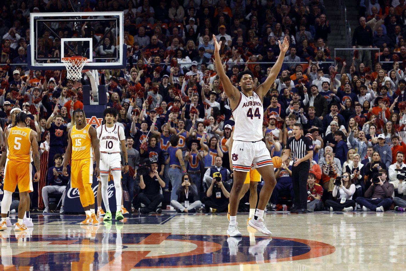 Miles Kelly's clutch 3-pointer lifts No. 1 Auburn over No. 6 Tennessee 53-51 | iNFOnews.ca