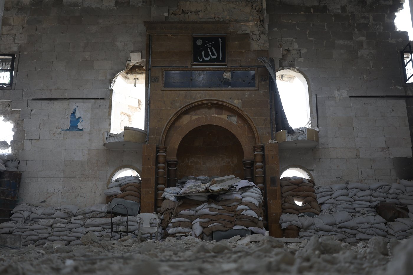 Photos of Syrians fleeing violence in Aleppo as shelling leaves heavy damage | iNFOnews.ca