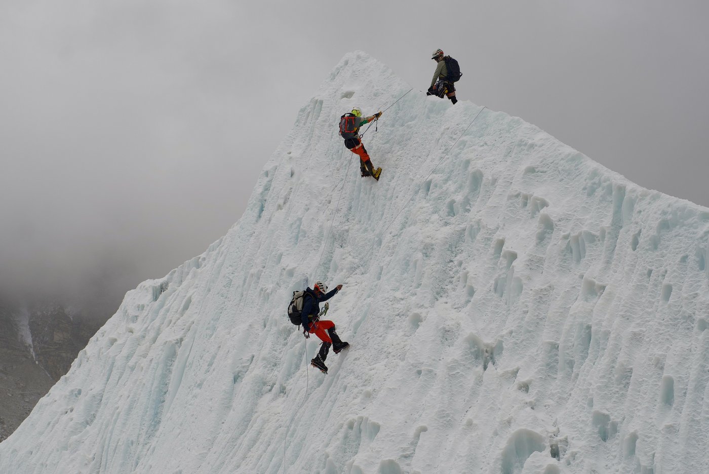 A record 274 climbers scale Mount Everest in a single day | iNFOnews.ca