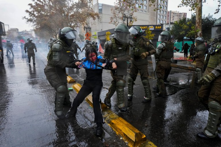 Protesters clash with police in Chile's capital over President Kast’s education cuts | iNFOnews.ca