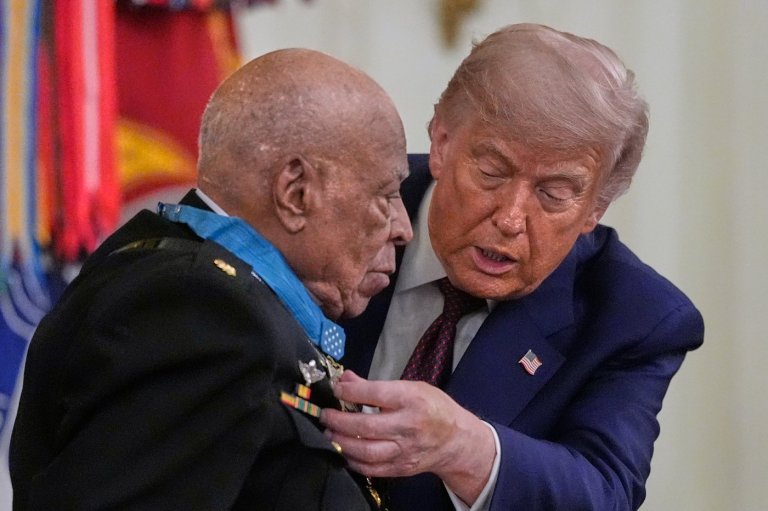 Trump presents the Medal of Honor to 3 veterans for heroism in Vietnam and Afghanistan | iNFOnews.ca