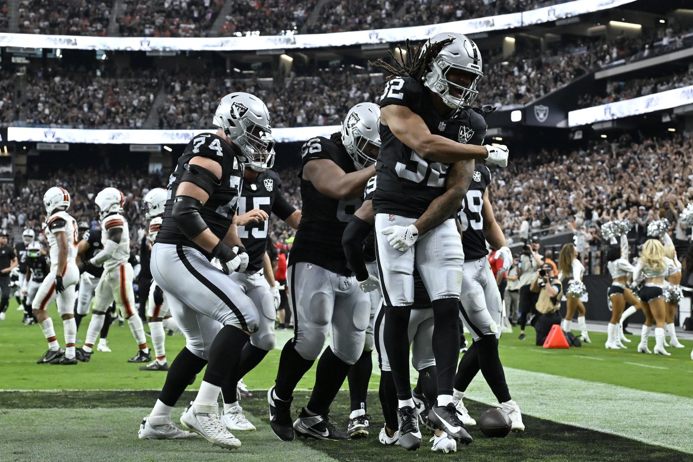 Raiders hold off Browns to win 20-16 behind defense and newfound running game | iNFOnews.ca