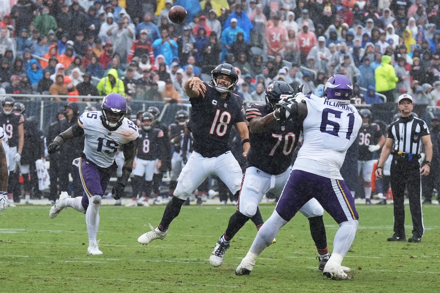 Bears quarterback Caleb Williams carted off with a right hamstring injury | iNFOnews.ca