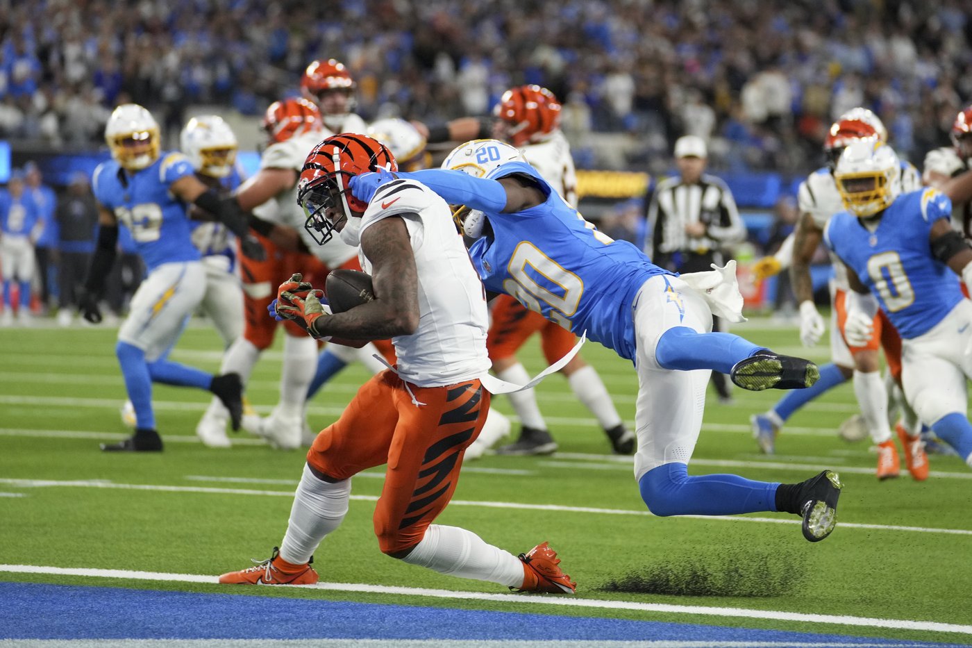 Chargers beat Bengals 34-27 on Dobbins' late TD after squandering 21-point lead | iNFOnews.ca Chargers beat Bengals 34-27 on Dobbins' late TD after squandering 21-point lead | iNFOnews.ca