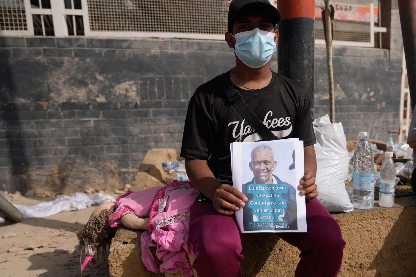 Photos show rescue efforts across earthquake-ravaged Venezuela | iNFOnews.ca