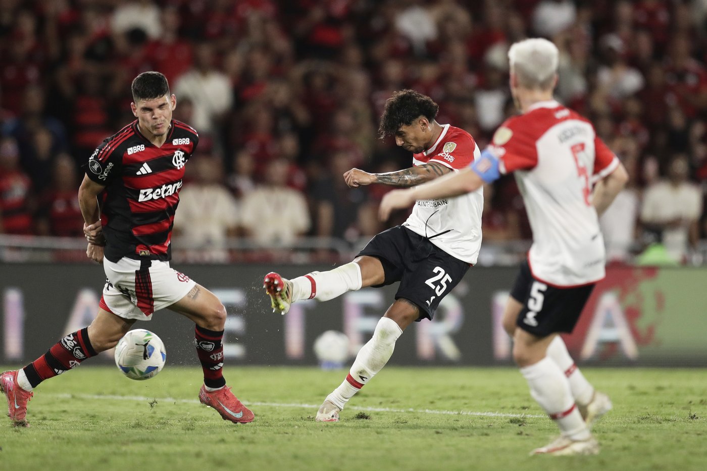 Flamengo beats Estudiantes La Plata 2-0 in the Copa Libertadores quarterfinals | iNFOnews.ca
